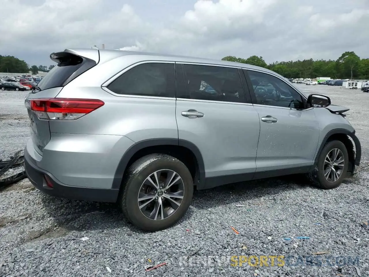 3 Photograph of a damaged car 5TDZZRFH6KS323970 TOYOTA HIGHLANDER 2019