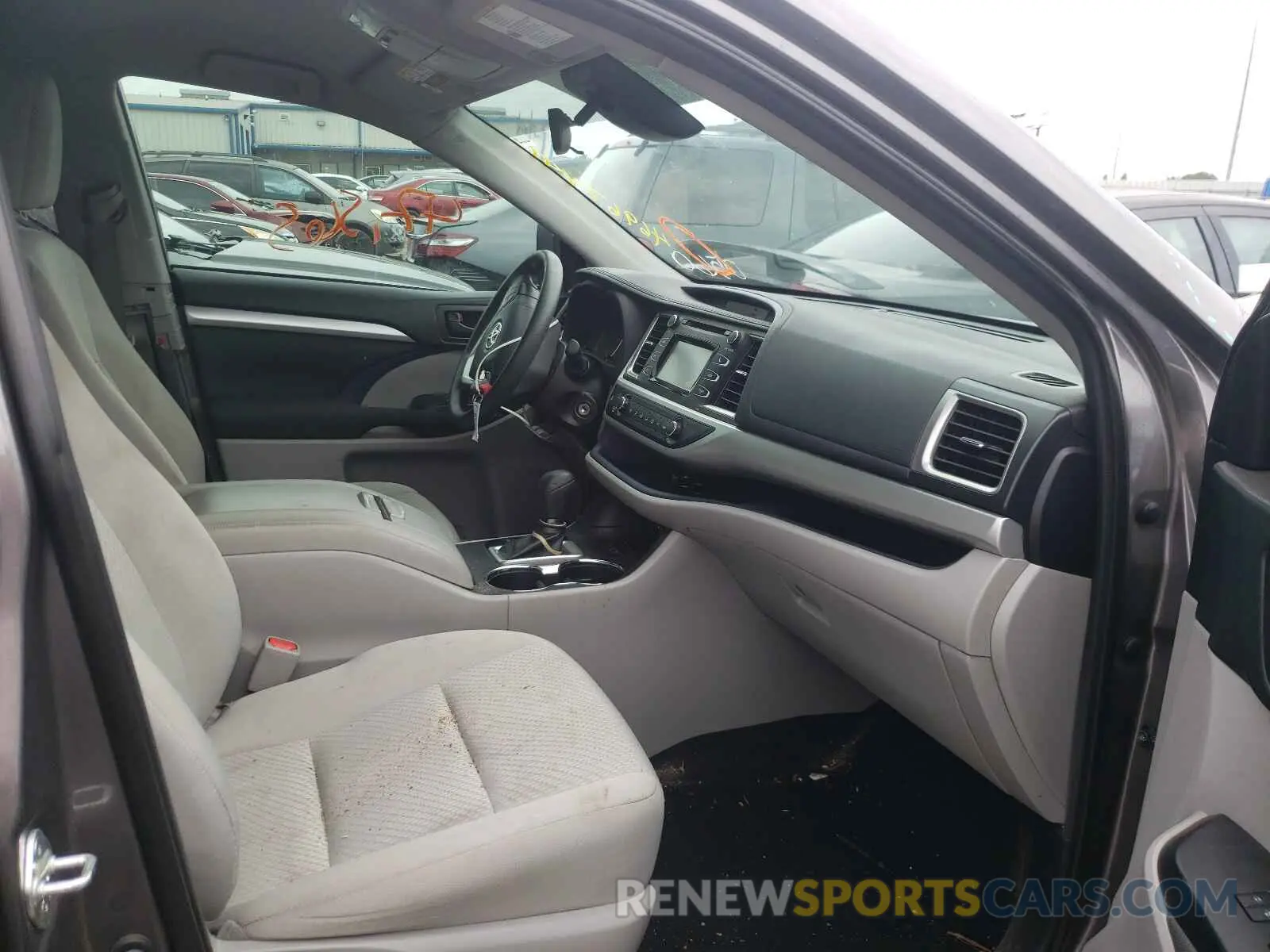 5 Photograph of a damaged car 5TDZZRFH7KS290560 TOYOTA HIGHLANDER 2019