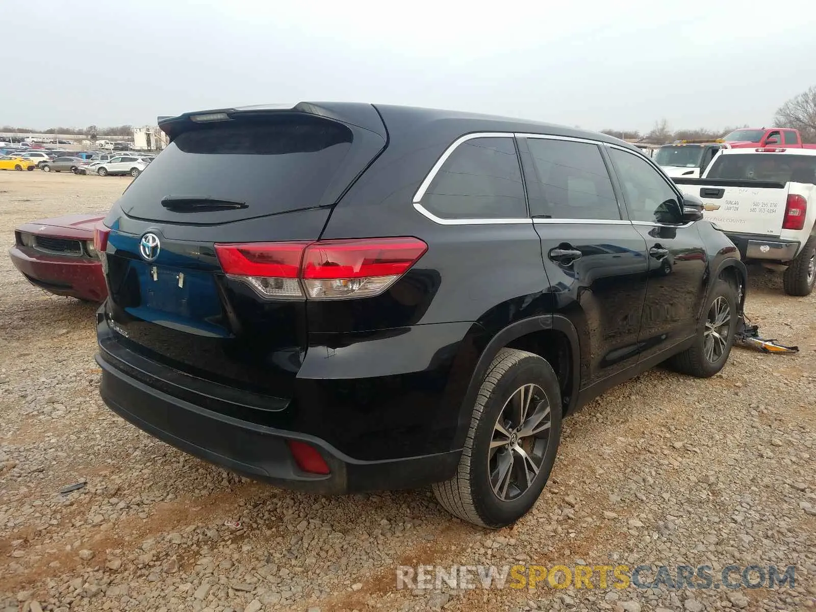 4 Photograph of a damaged car 5TDZZRFH7KS292275 TOYOTA HIGHLANDER 2019