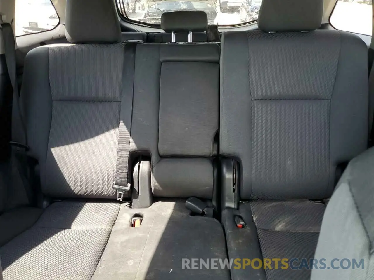 10 Photograph of a damaged car 5TDZZRFH7KS296813 TOYOTA HIGHLANDER 2019