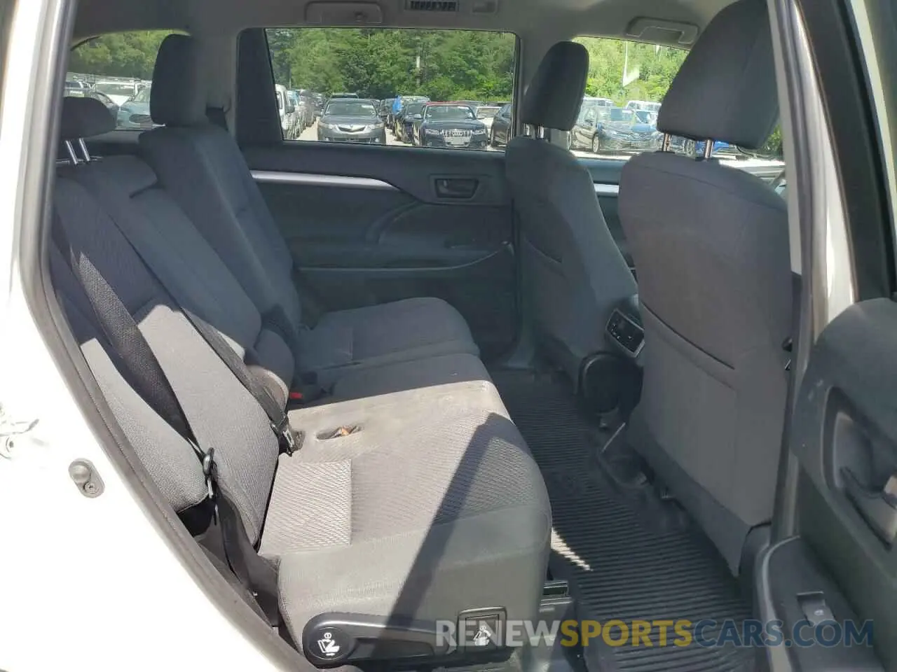 11 Photograph of a damaged car 5TDZZRFH7KS296813 TOYOTA HIGHLANDER 2019