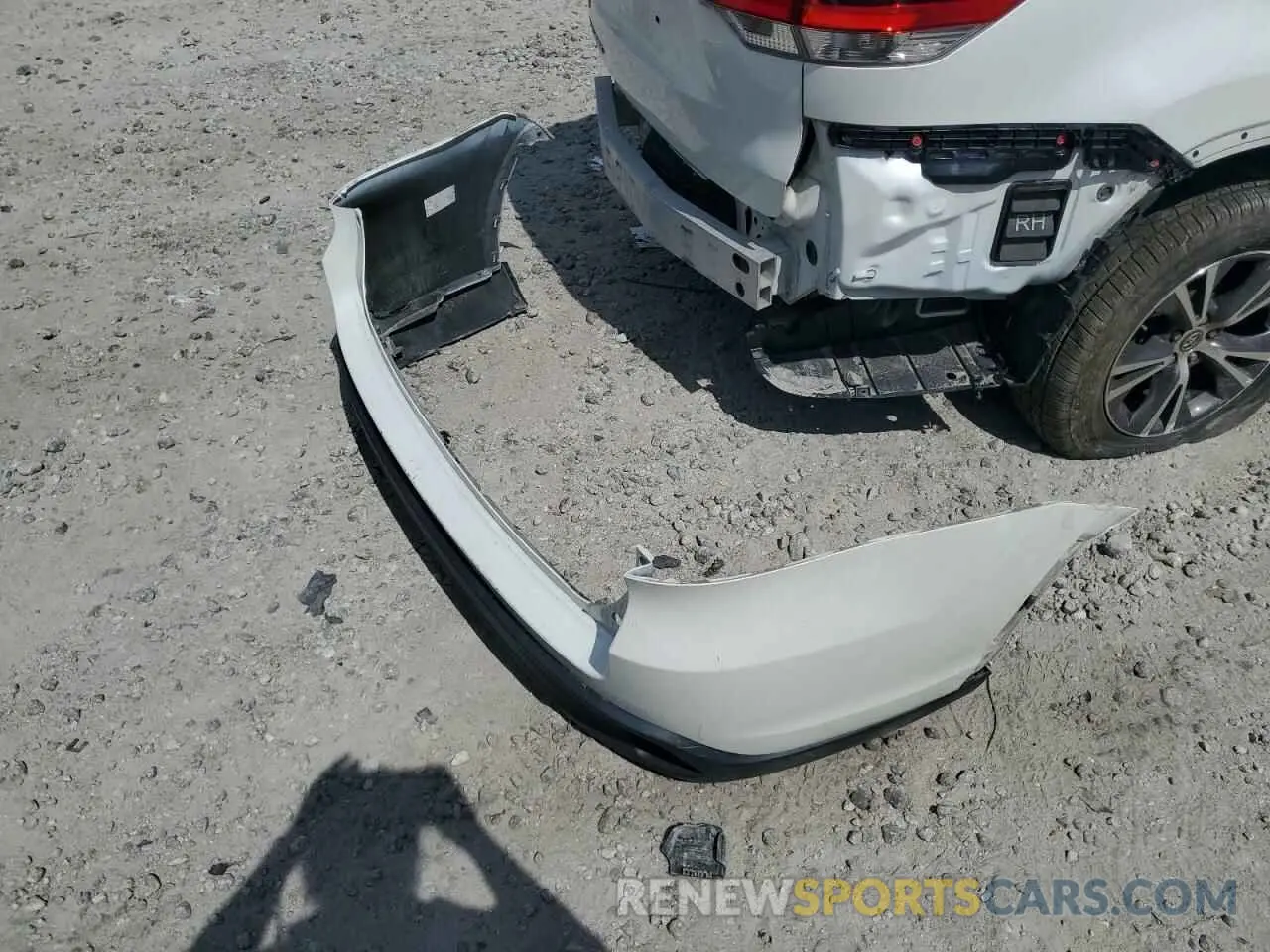 13 Photograph of a damaged car 5TDZZRFH7KS296813 TOYOTA HIGHLANDER 2019