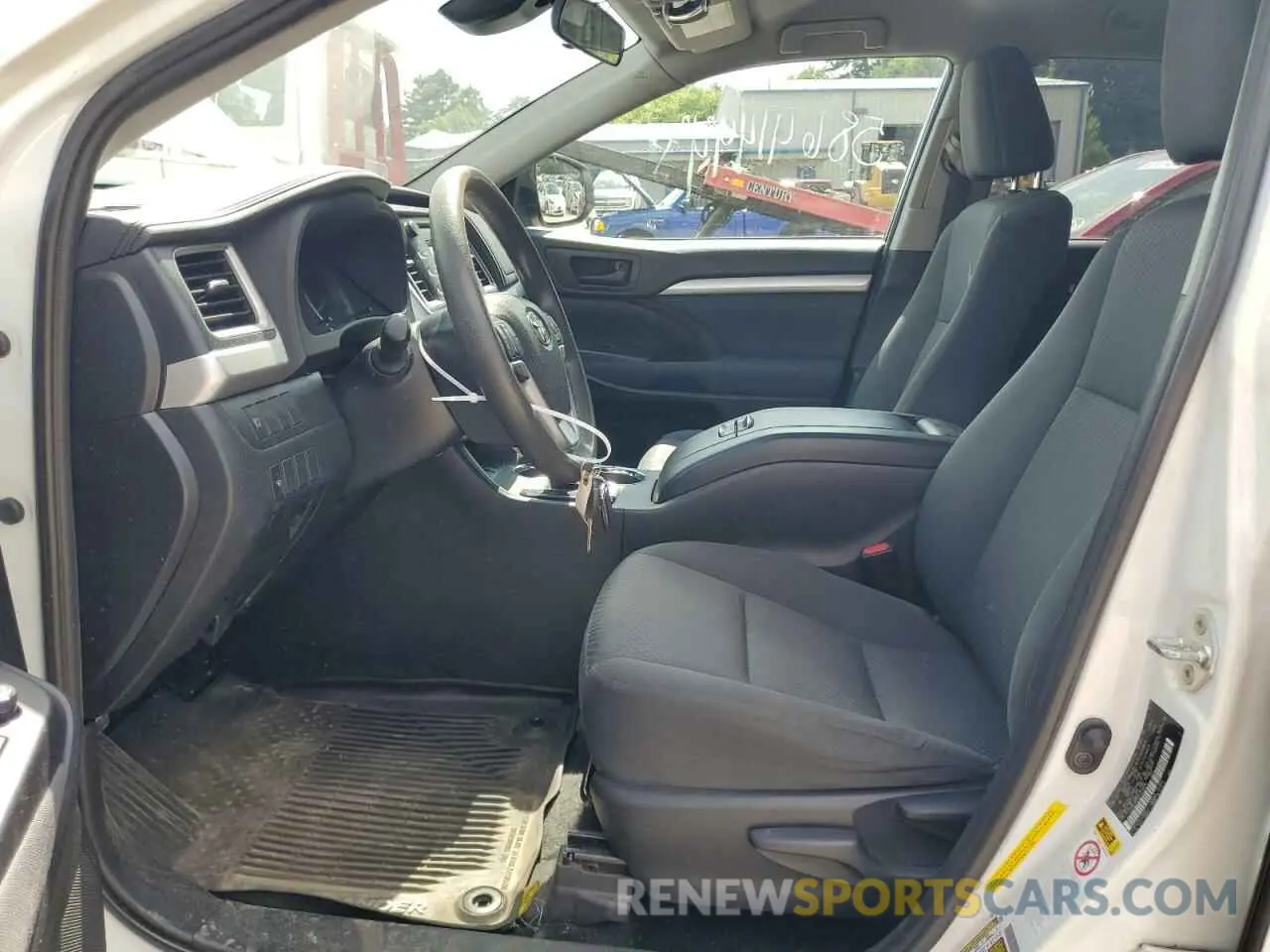 7 Photograph of a damaged car 5TDZZRFH7KS296813 TOYOTA HIGHLANDER 2019