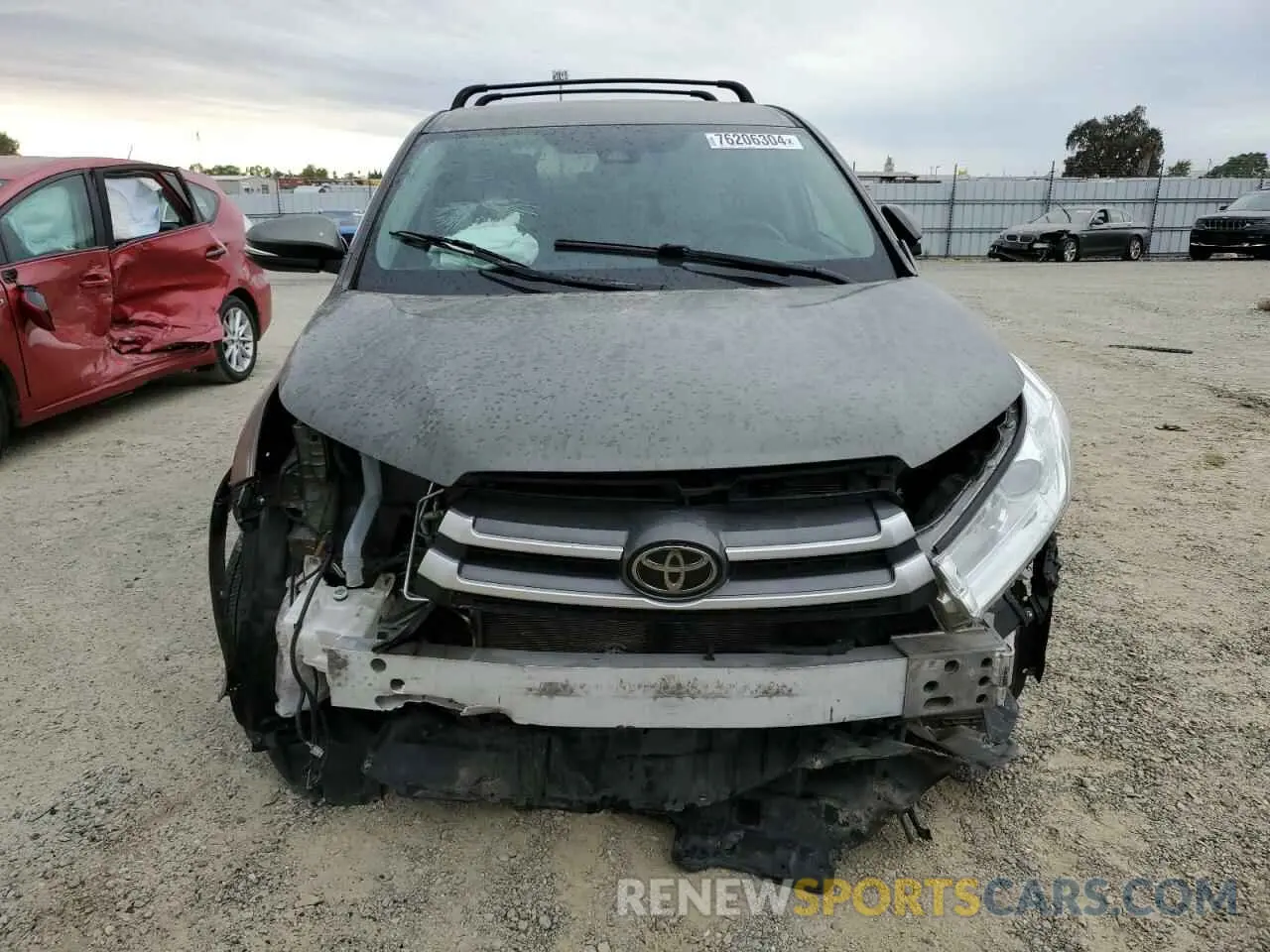 5 Photograph of a damaged car 5TDZZRFH7KS320351 TOYOTA HIGHLANDER 2019