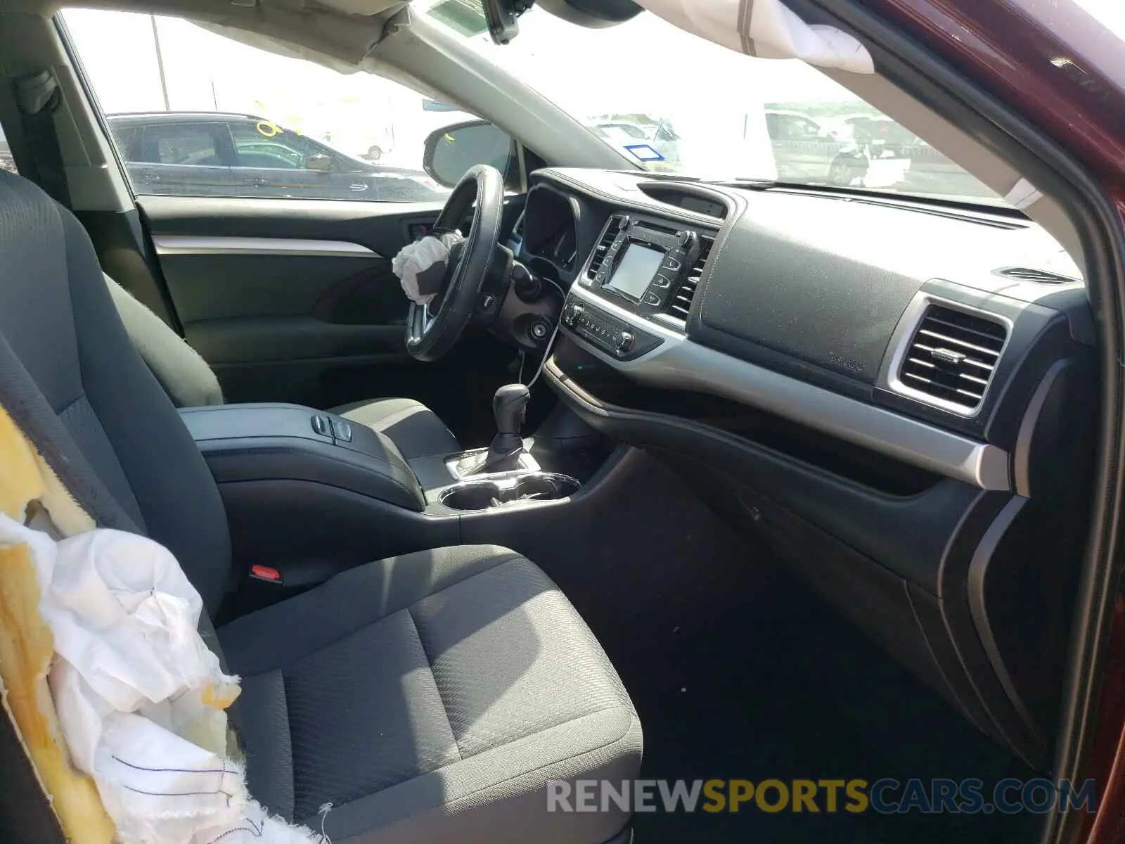 5 Photograph of a damaged car 5TDZZRFH7KS334671 TOYOTA HIGHLANDER 2019