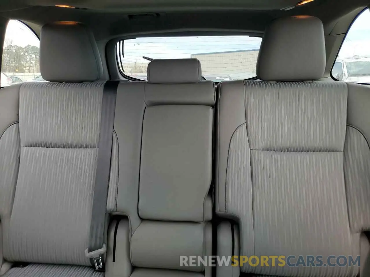 10 Photograph of a damaged car 5TDZZRFH7KS356167 TOYOTA HIGHLANDER 2019