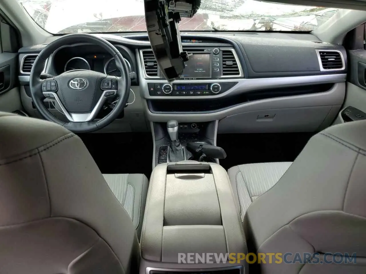 8 Photograph of a damaged car 5TDZZRFH7KS356167 TOYOTA HIGHLANDER 2019