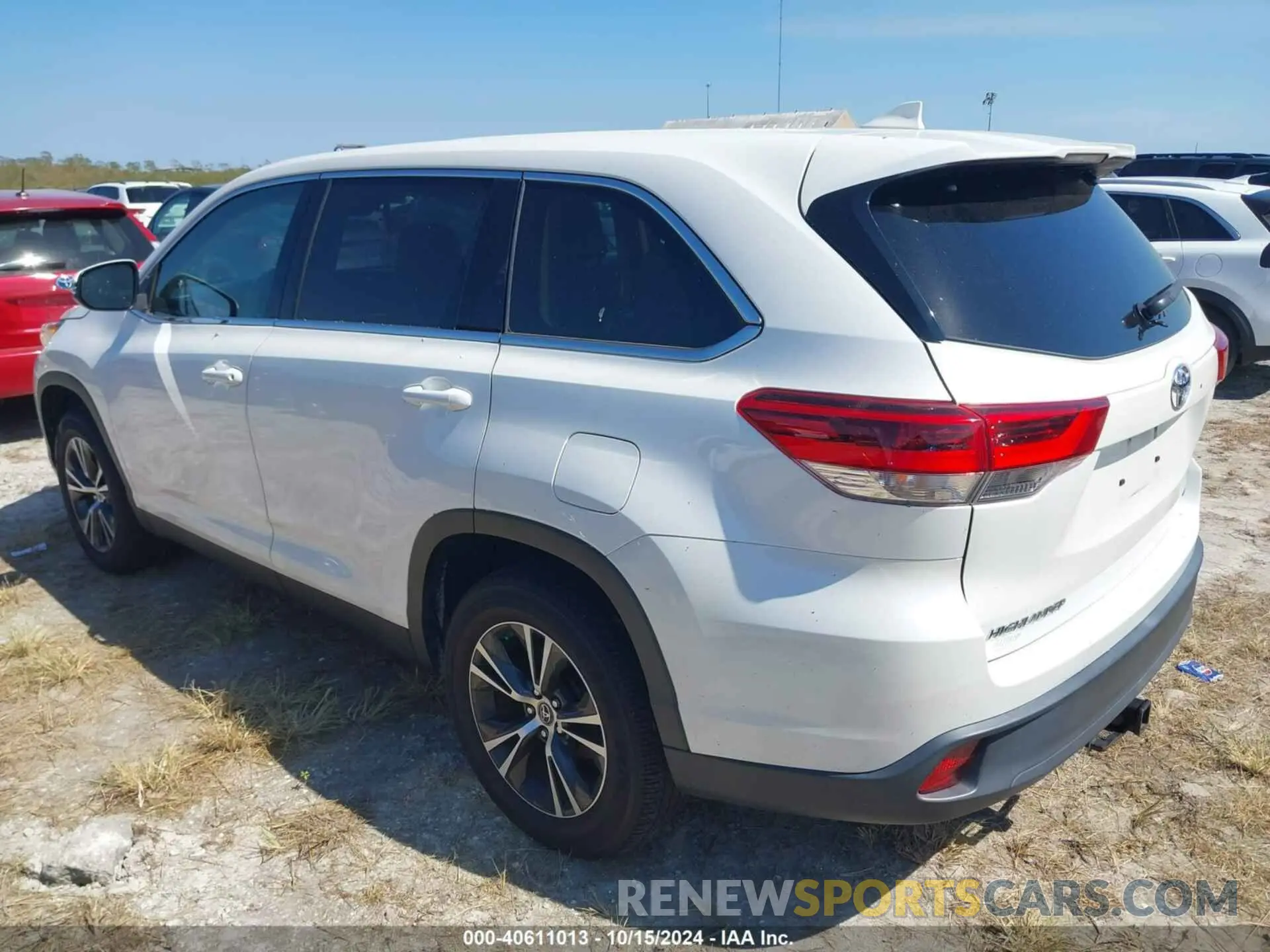 3 Photograph of a damaged car 5TDZZRFH7KS357237 TOYOTA HIGHLANDER 2019