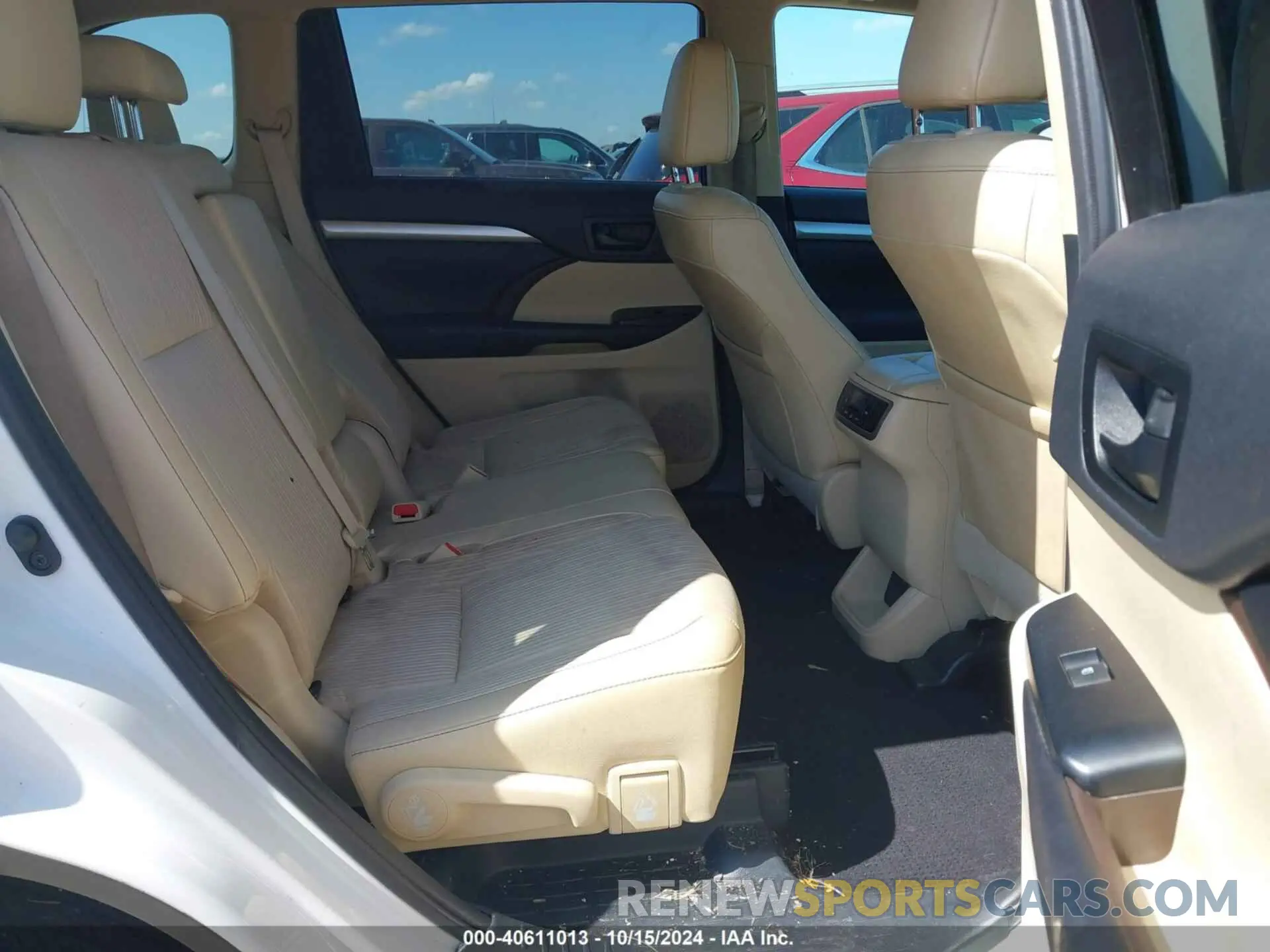 8 Photograph of a damaged car 5TDZZRFH7KS357237 TOYOTA HIGHLANDER 2019