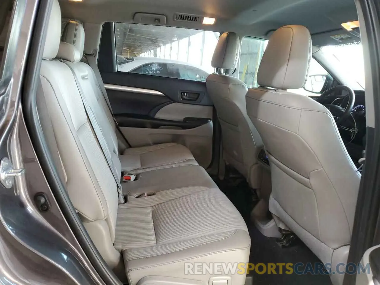 11 Photograph of a damaged car 5TDZZRFH7KS370425 TOYOTA HIGHLANDER 2019