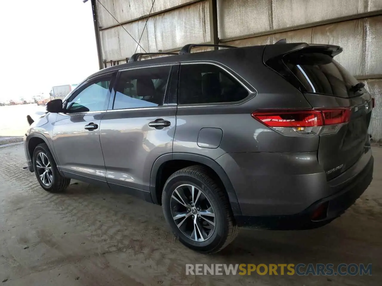 2 Photograph of a damaged car 5TDZZRFH7KS370425 TOYOTA HIGHLANDER 2019