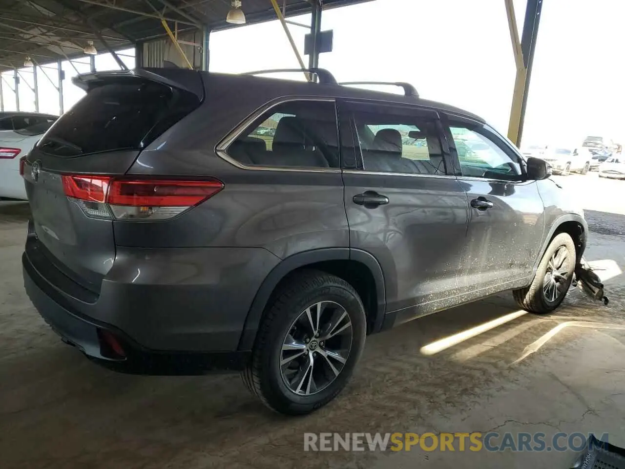3 Photograph of a damaged car 5TDZZRFH7KS370425 TOYOTA HIGHLANDER 2019