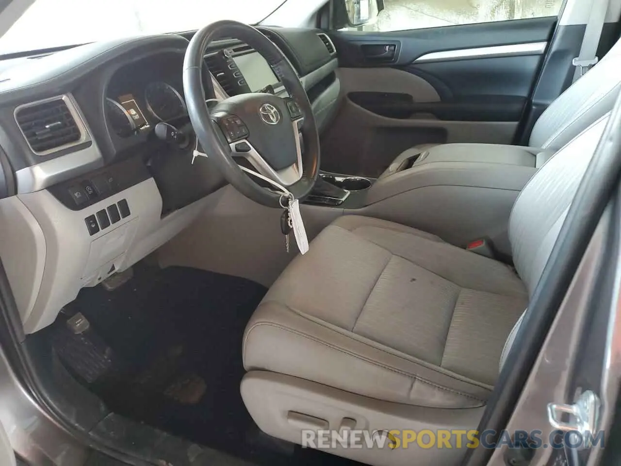 7 Photograph of a damaged car 5TDZZRFH7KS370425 TOYOTA HIGHLANDER 2019
