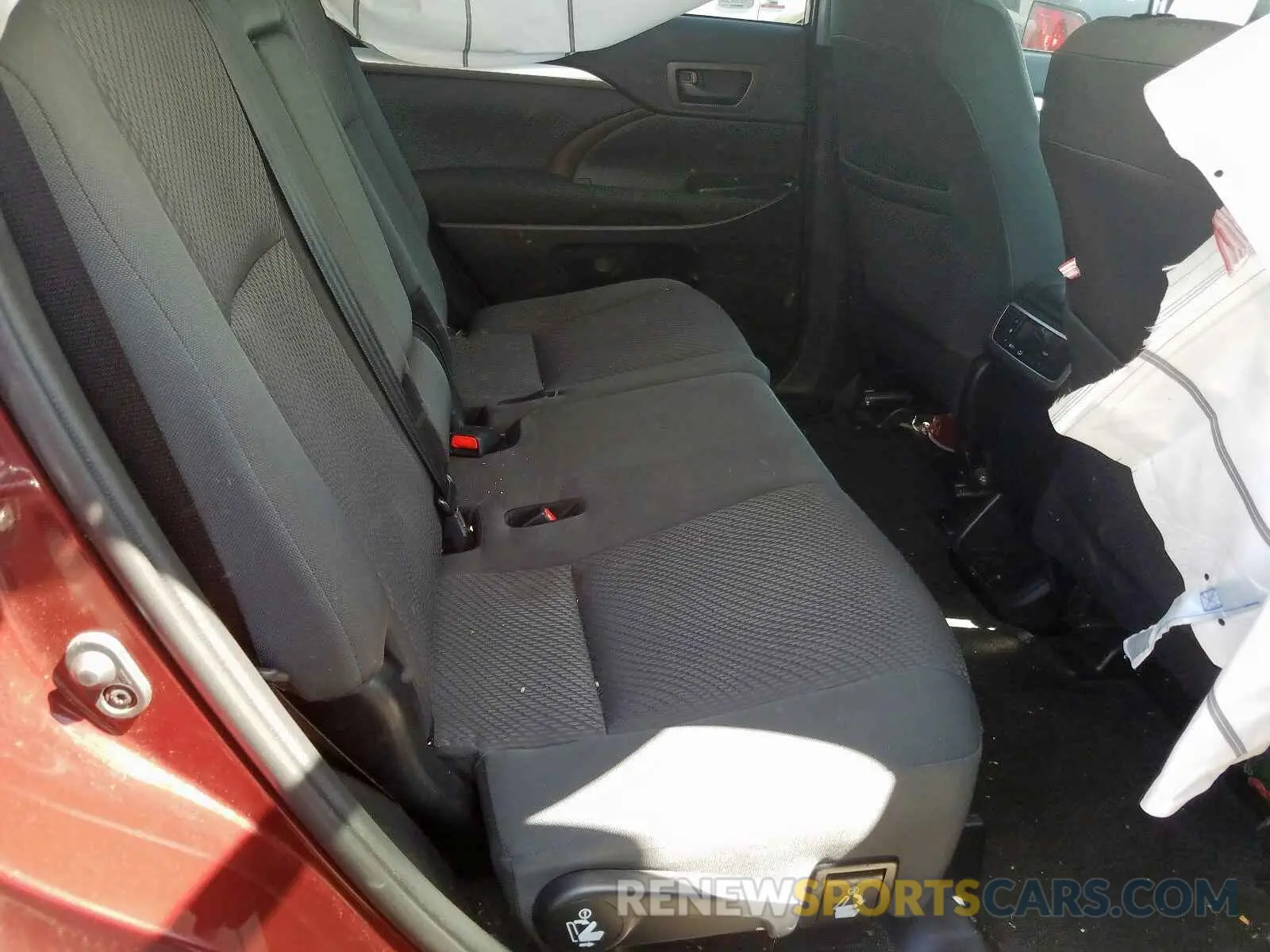 6 Photograph of a damaged car 5TDZZRFH8KS291796 TOYOTA HIGHLANDER 2019