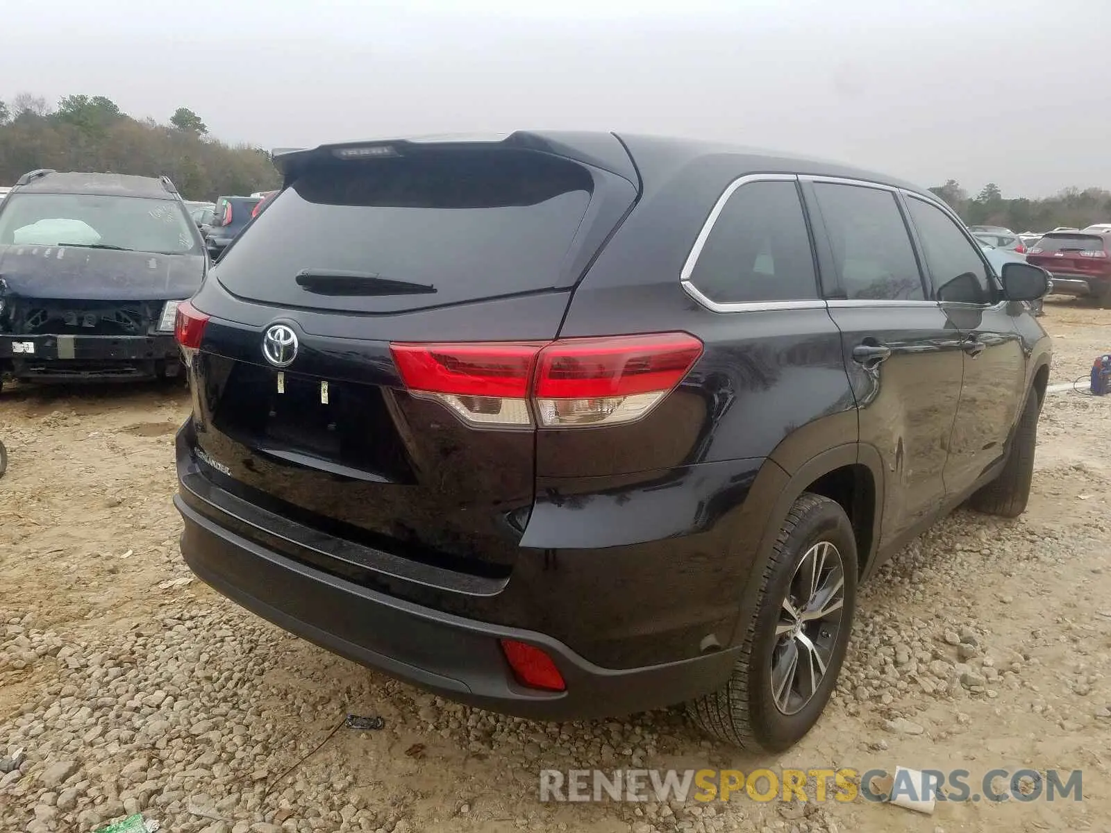 4 Photograph of a damaged car 5TDZZRFH8KS347669 TOYOTA HIGHLANDER 2019