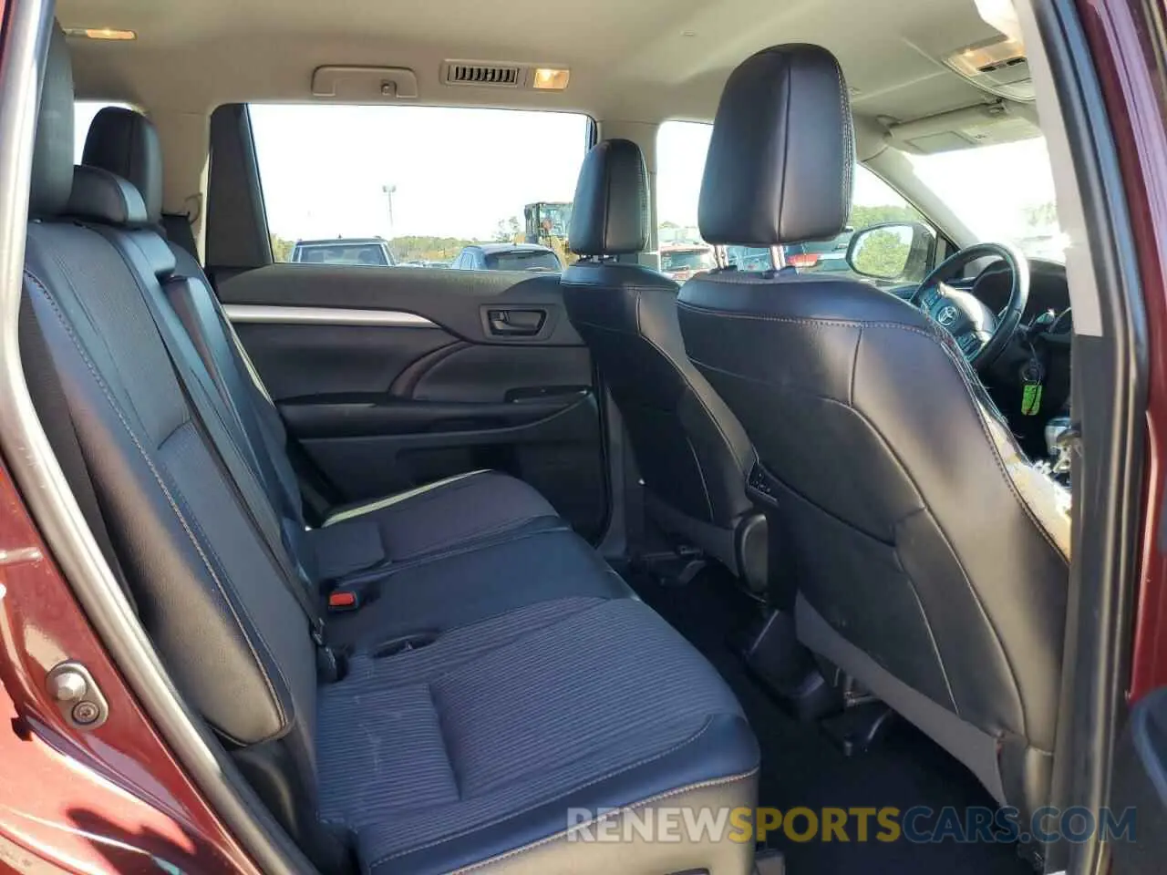 11 Photograph of a damaged car 5TDZZRFH8KS356601 TOYOTA HIGHLANDER 2019