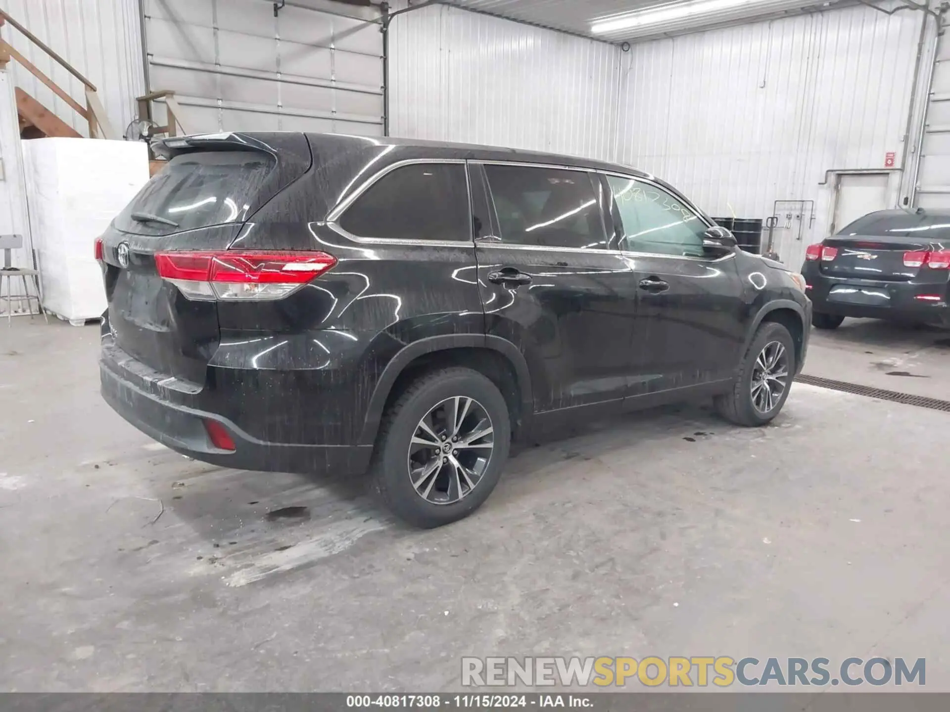 4 Photograph of a damaged car 5TDZZRFH9KS304166 TOYOTA HIGHLANDER 2019