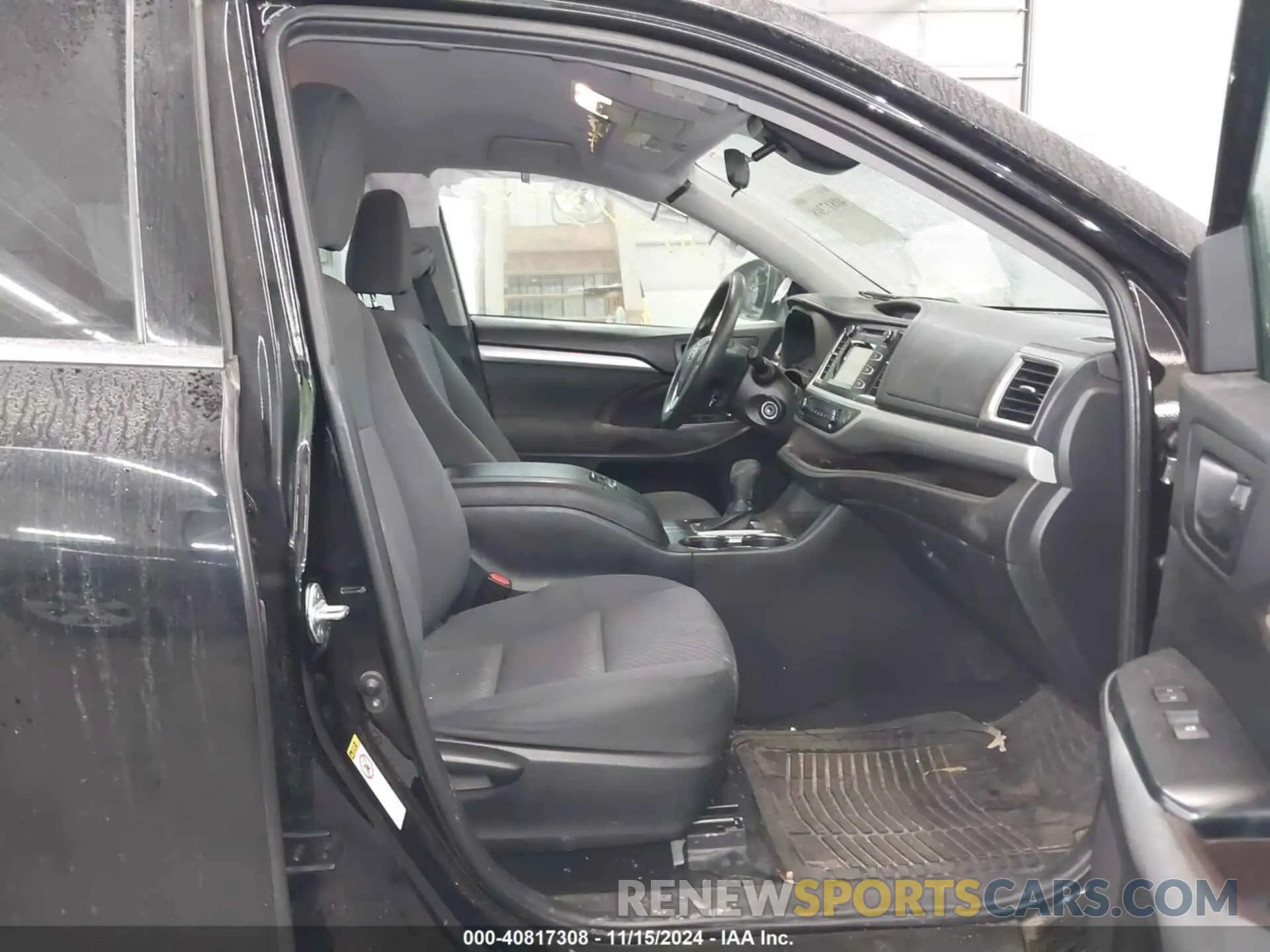 5 Photograph of a damaged car 5TDZZRFH9KS304166 TOYOTA HIGHLANDER 2019