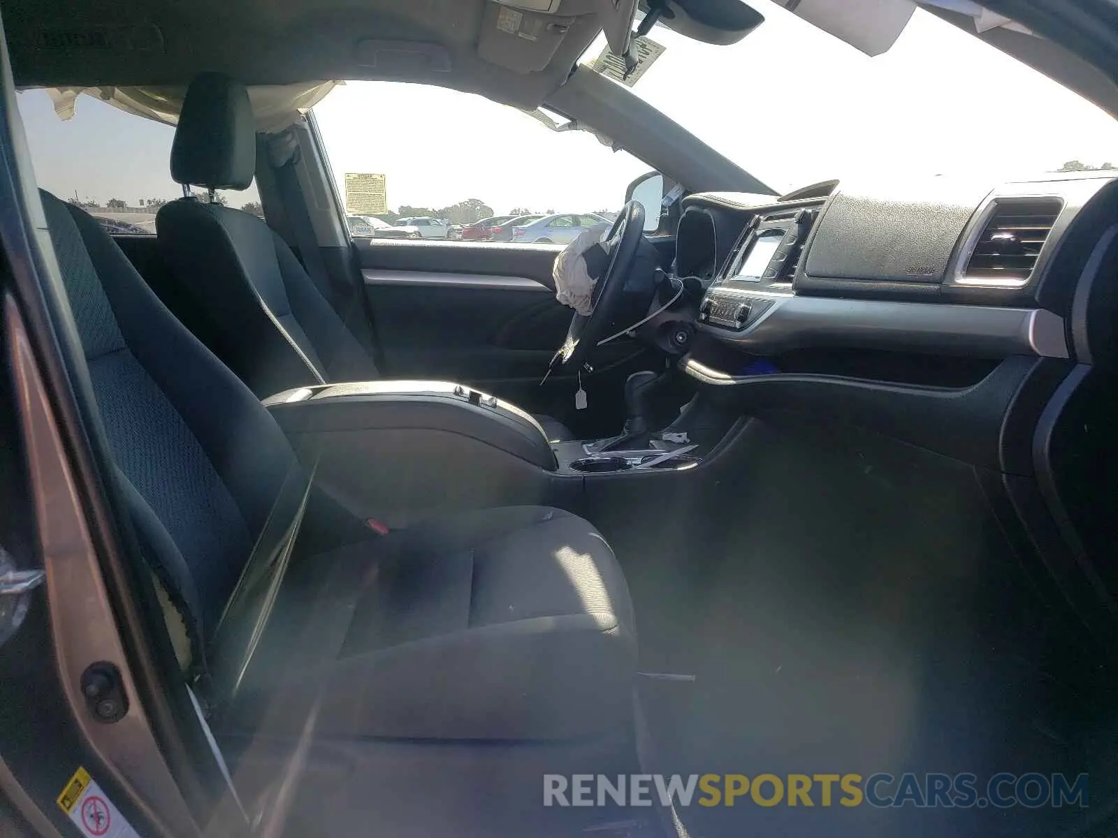 5 Photograph of a damaged car 5TDZZRFH9KS308816 TOYOTA HIGHLANDER 2019