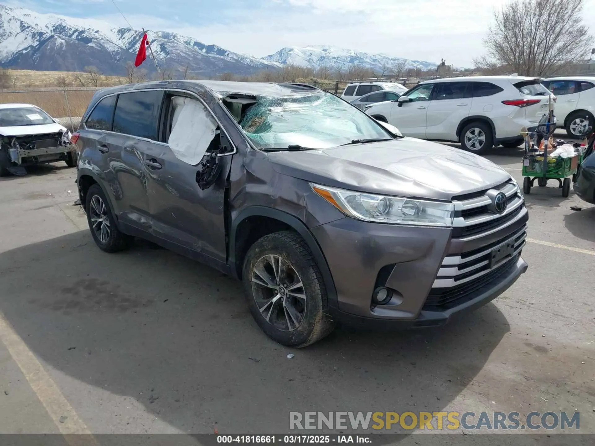 1 Photograph of a damaged car 5TDZZRFH9KS313370 TOYOTA HIGHLANDER 2019