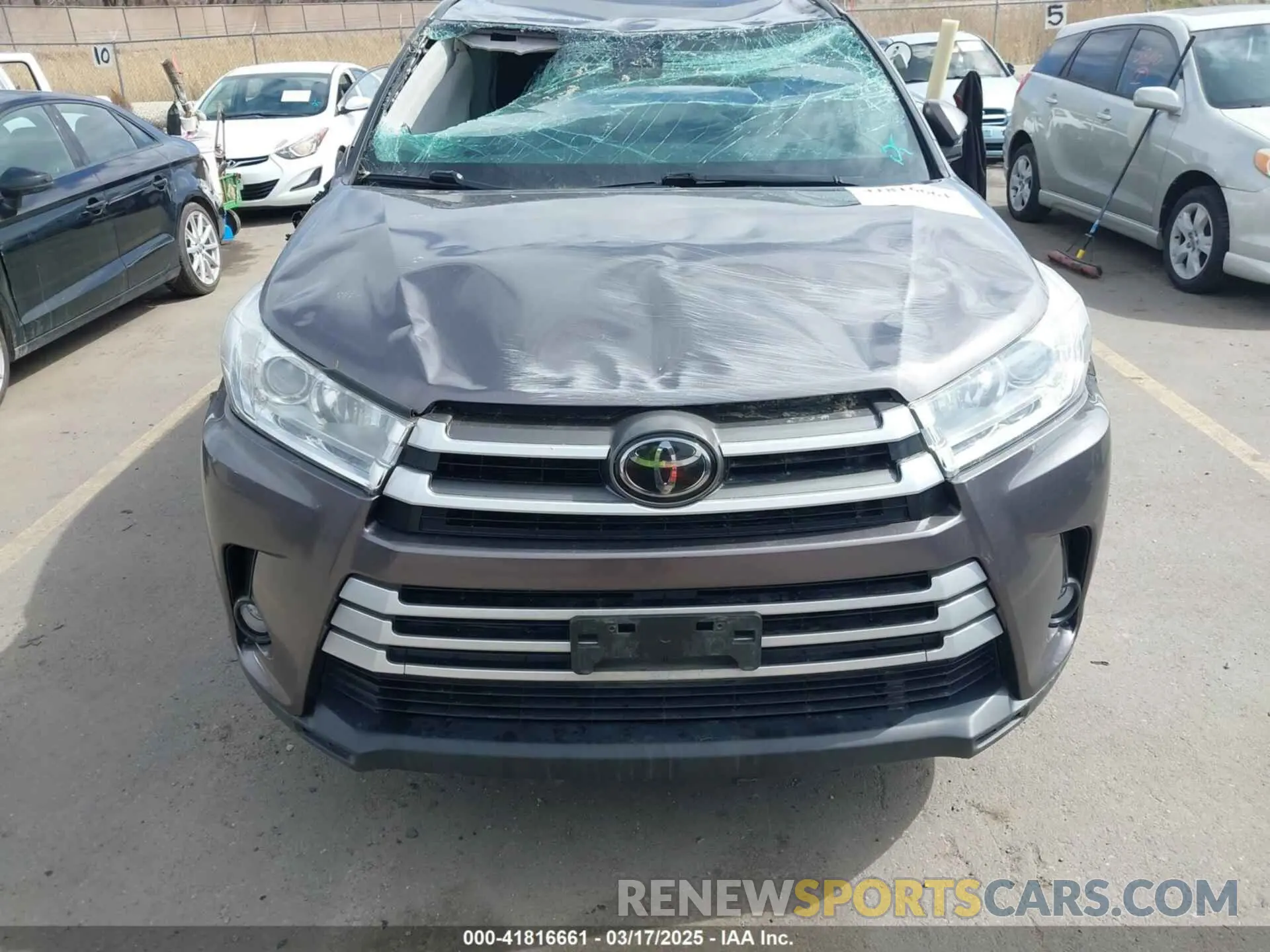 11 Photograph of a damaged car 5TDZZRFH9KS313370 TOYOTA HIGHLANDER 2019