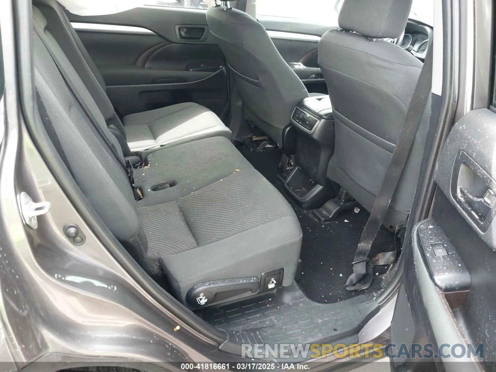 8 Photograph of a damaged car 5TDZZRFH9KS313370 TOYOTA HIGHLANDER 2019
