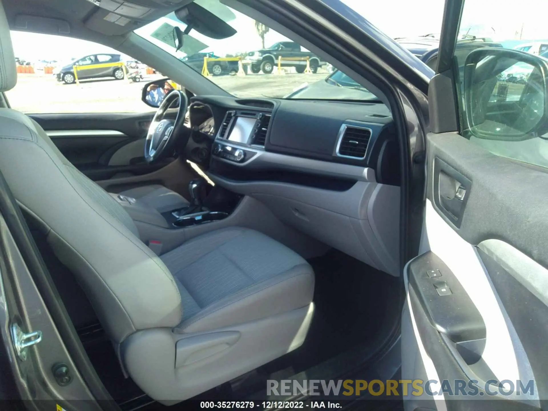 5 Photograph of a damaged car 5TDZZRFH9KS333425 TOYOTA HIGHLANDER 2019