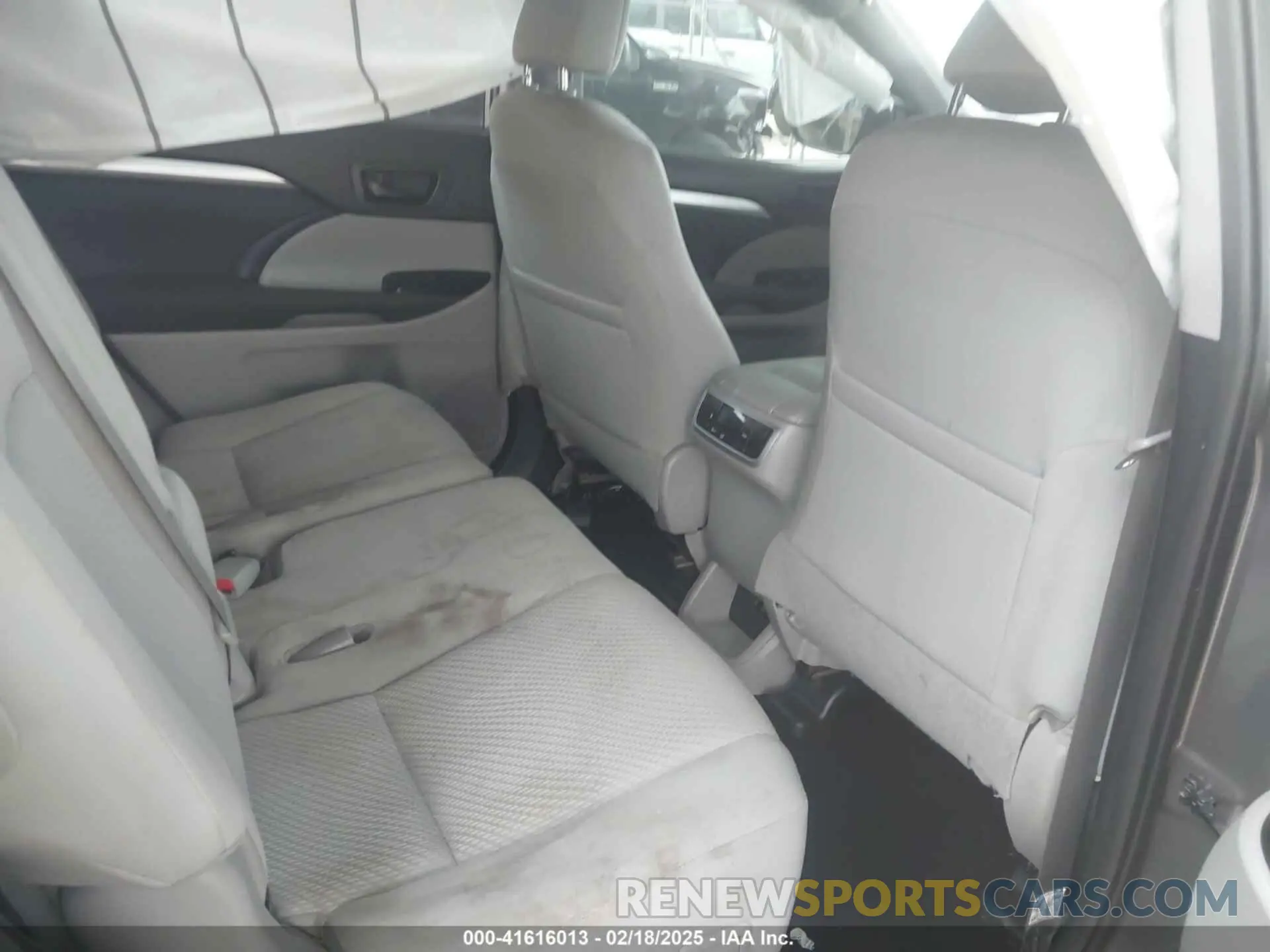 8 Photograph of a damaged car 5TDZZRFH9KS341265 TOYOTA HIGHLANDER 2019