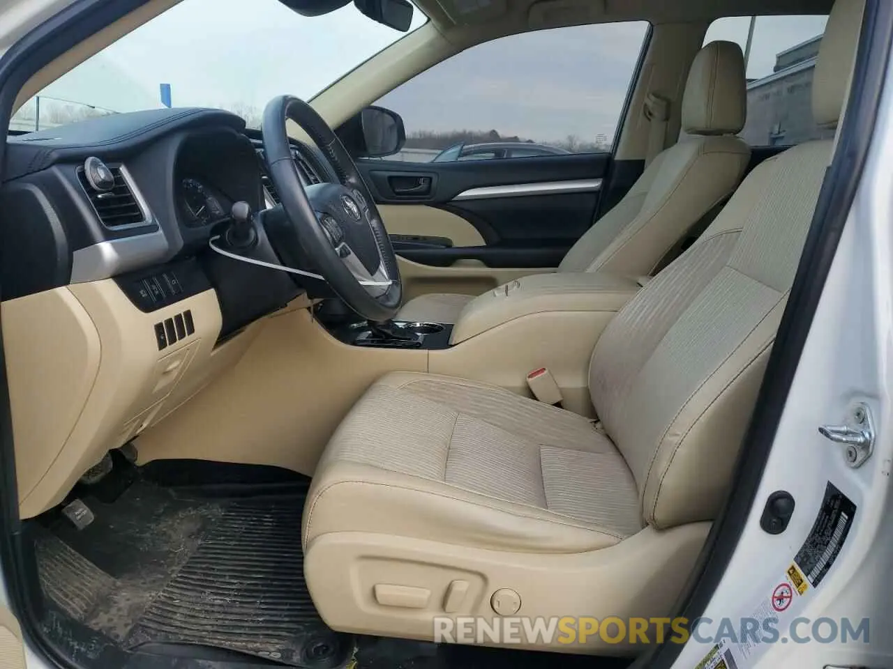 7 Photograph of a damaged car 5TDZZRFH9KS352668 TOYOTA HIGHLANDER 2019