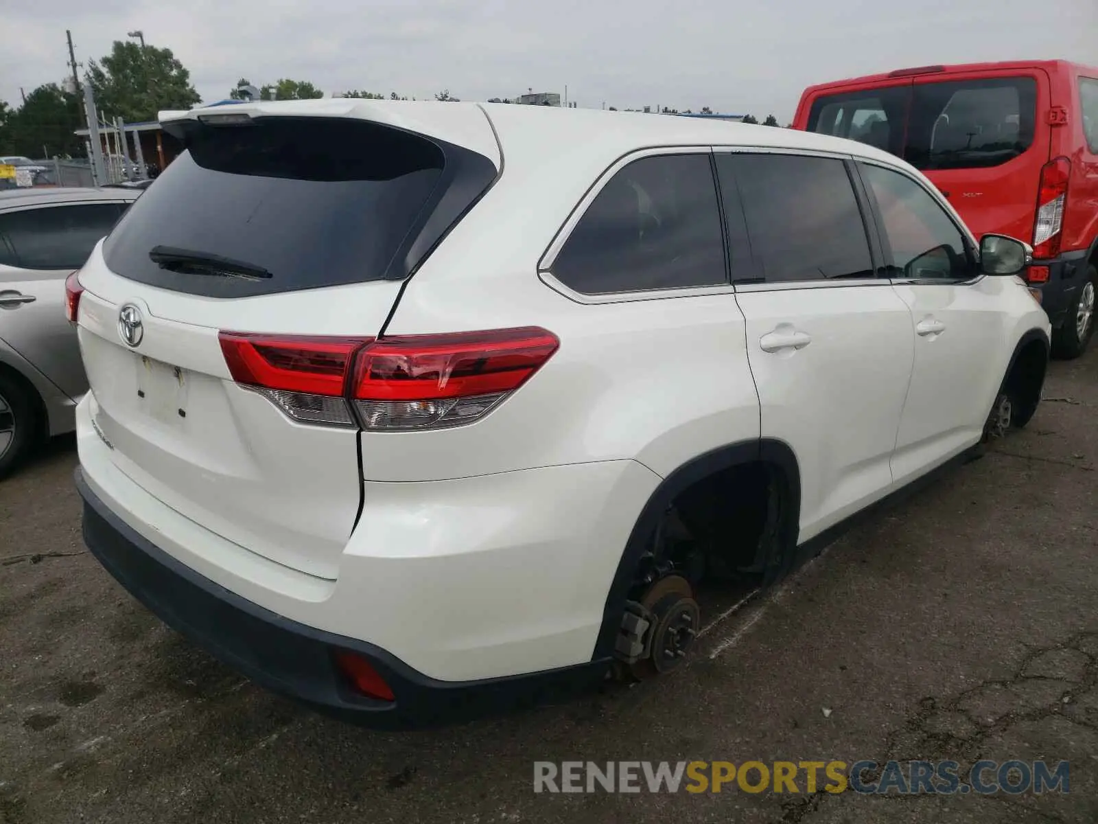 4 Photograph of a damaged car 5TDZZRFHXKS291654 TOYOTA HIGHLANDER 2019