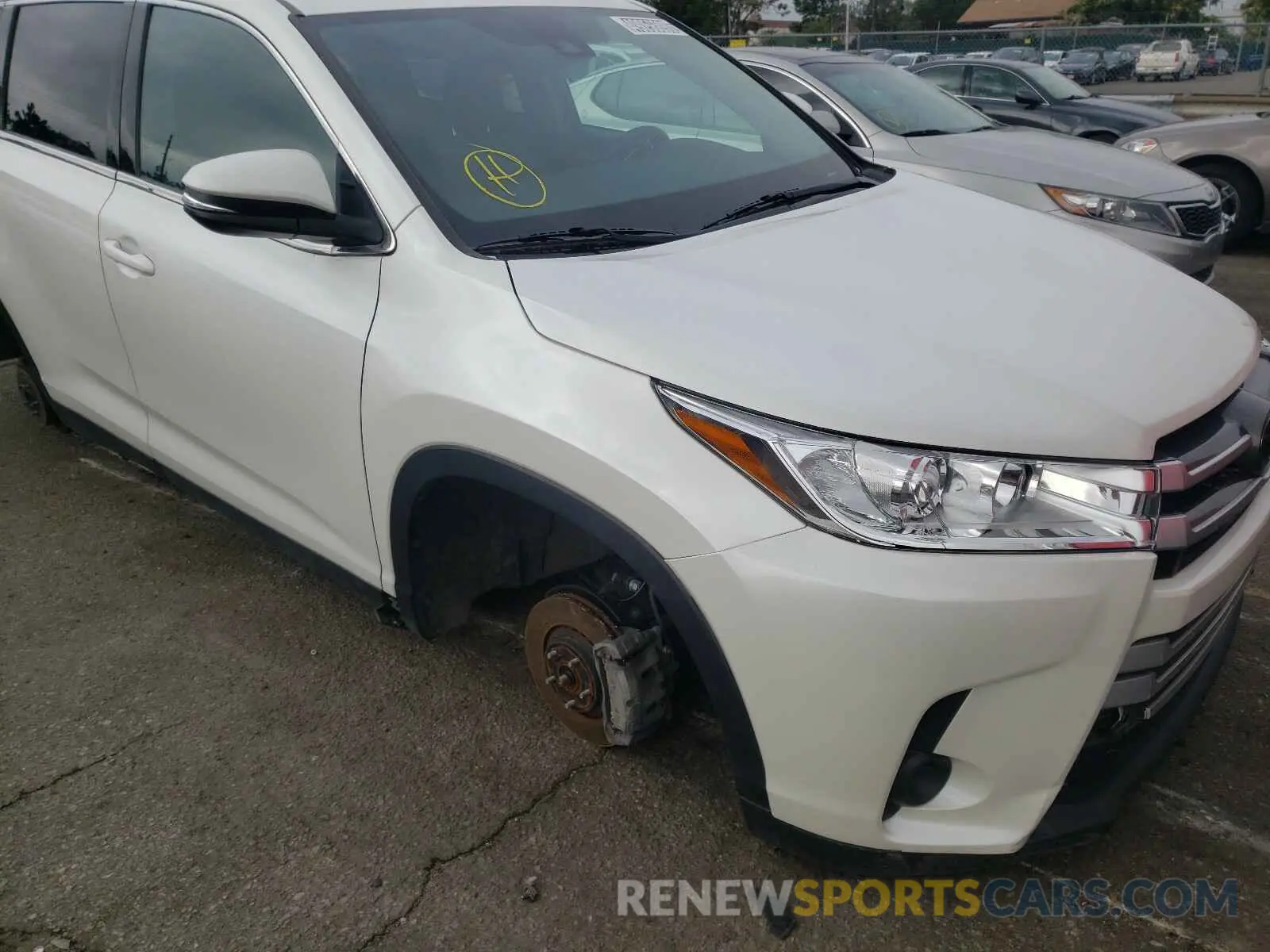 9 Photograph of a damaged car 5TDZZRFHXKS291654 TOYOTA HIGHLANDER 2019