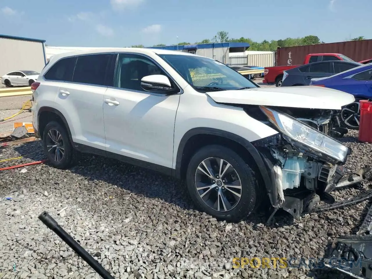 4 Photograph of a damaged car 5TDZZRFHXKS299737 TOYOTA HIGHLANDER 2019