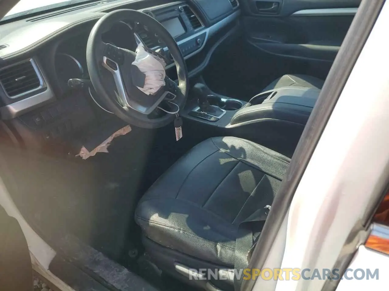 7 Photograph of a damaged car 5TDZZRFHXKS299737 TOYOTA HIGHLANDER 2019