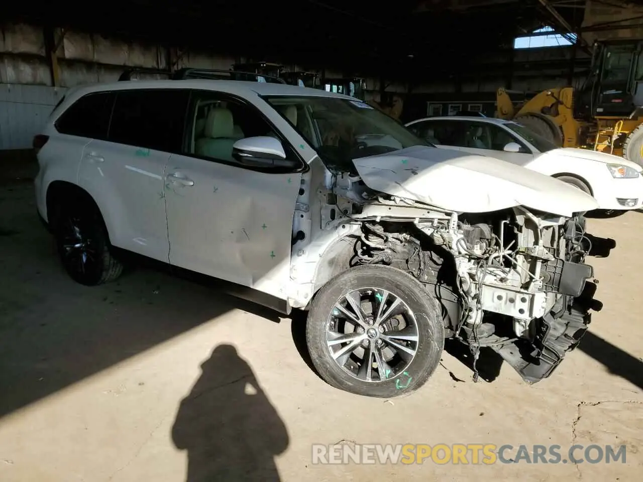 4 Photograph of a damaged car 5TDZZRFHXKS301860 TOYOTA HIGHLANDER 2019