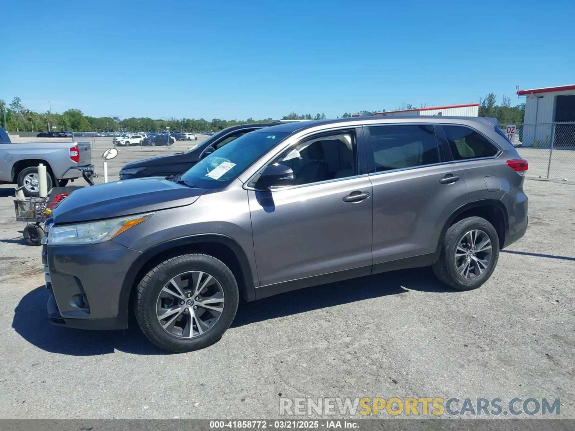 12 Photograph of a damaged car 5TDZZRFHXKS334616 TOYOTA HIGHLANDER 2019