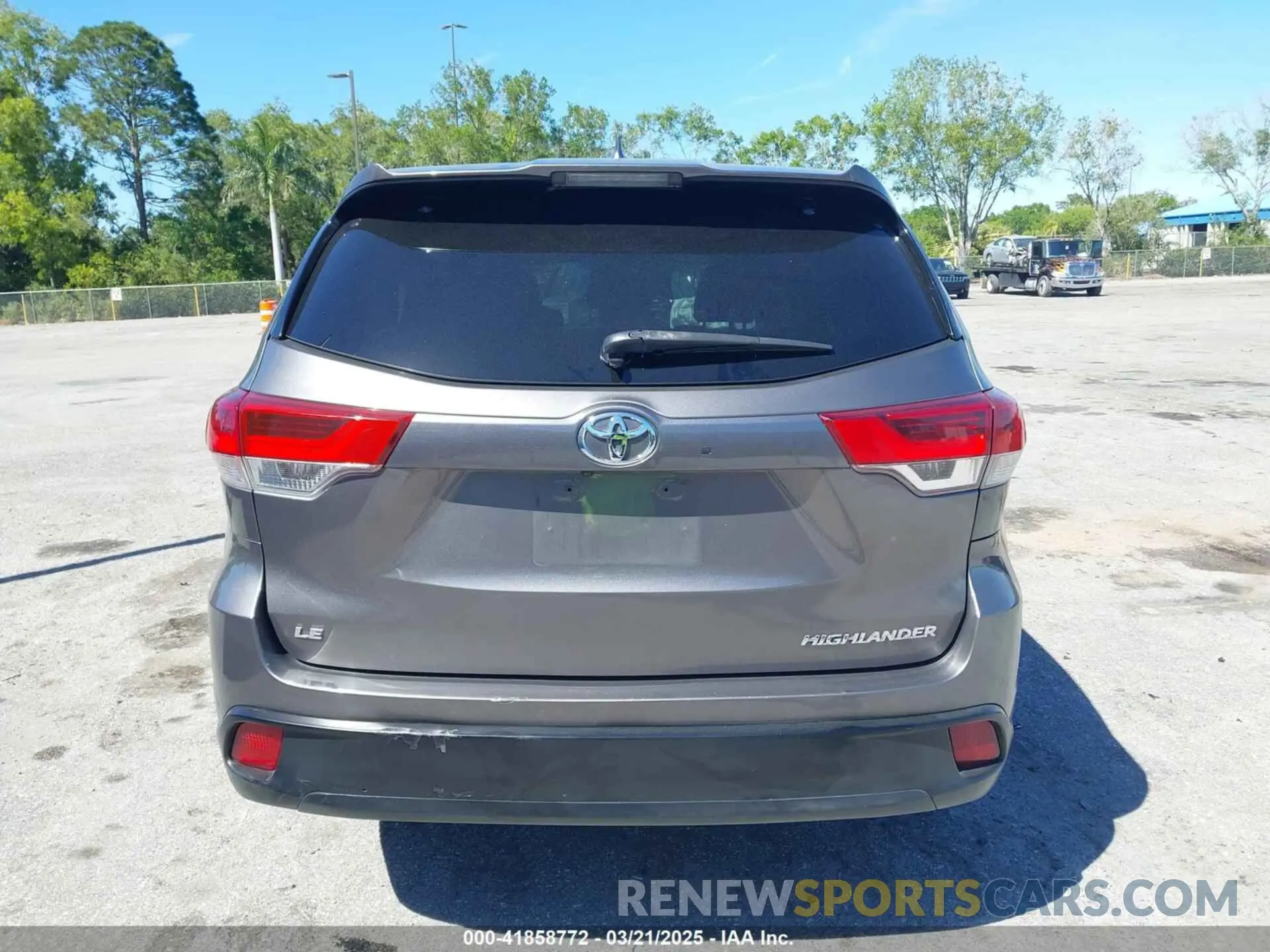17 Photograph of a damaged car 5TDZZRFHXKS334616 TOYOTA HIGHLANDER 2019