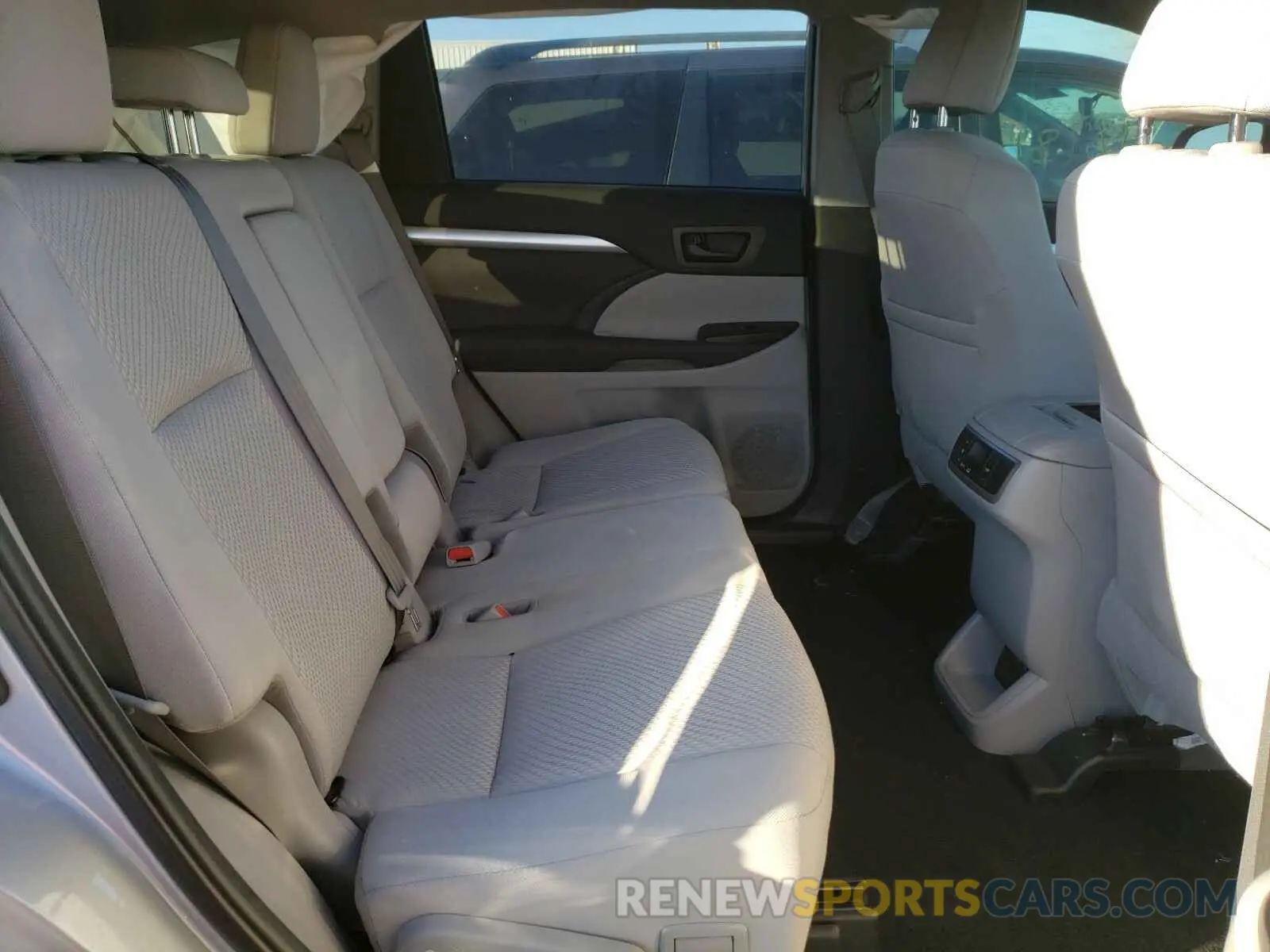 6 Photograph of a damaged car 5TDZZRFHXKS357216 TOYOTA HIGHLANDER 2019
