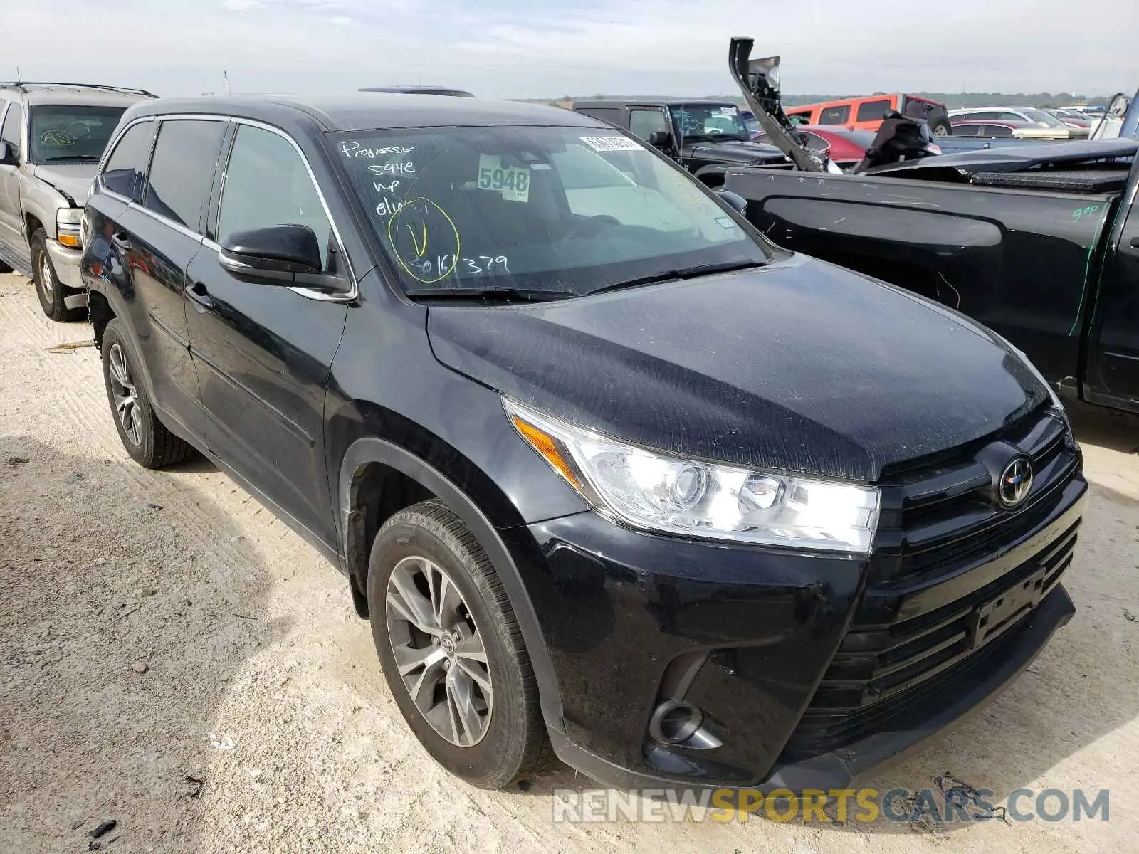 1 Photograph of a damaged car 5TDZZRFHXKS364831 TOYOTA HIGHLANDER 2019