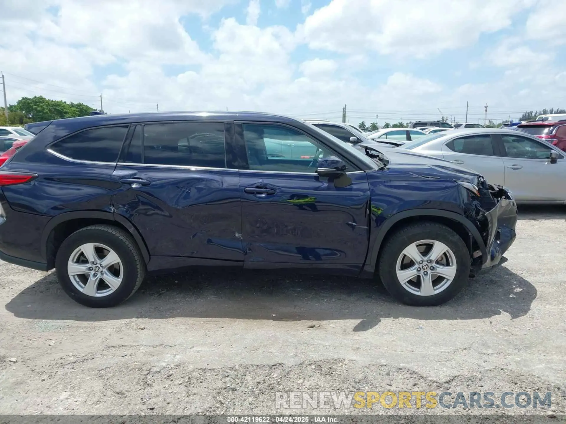 13 Photograph of a damaged car 5TDCZRAH1LS009495 TOYOTA HIGHLANDER 2020