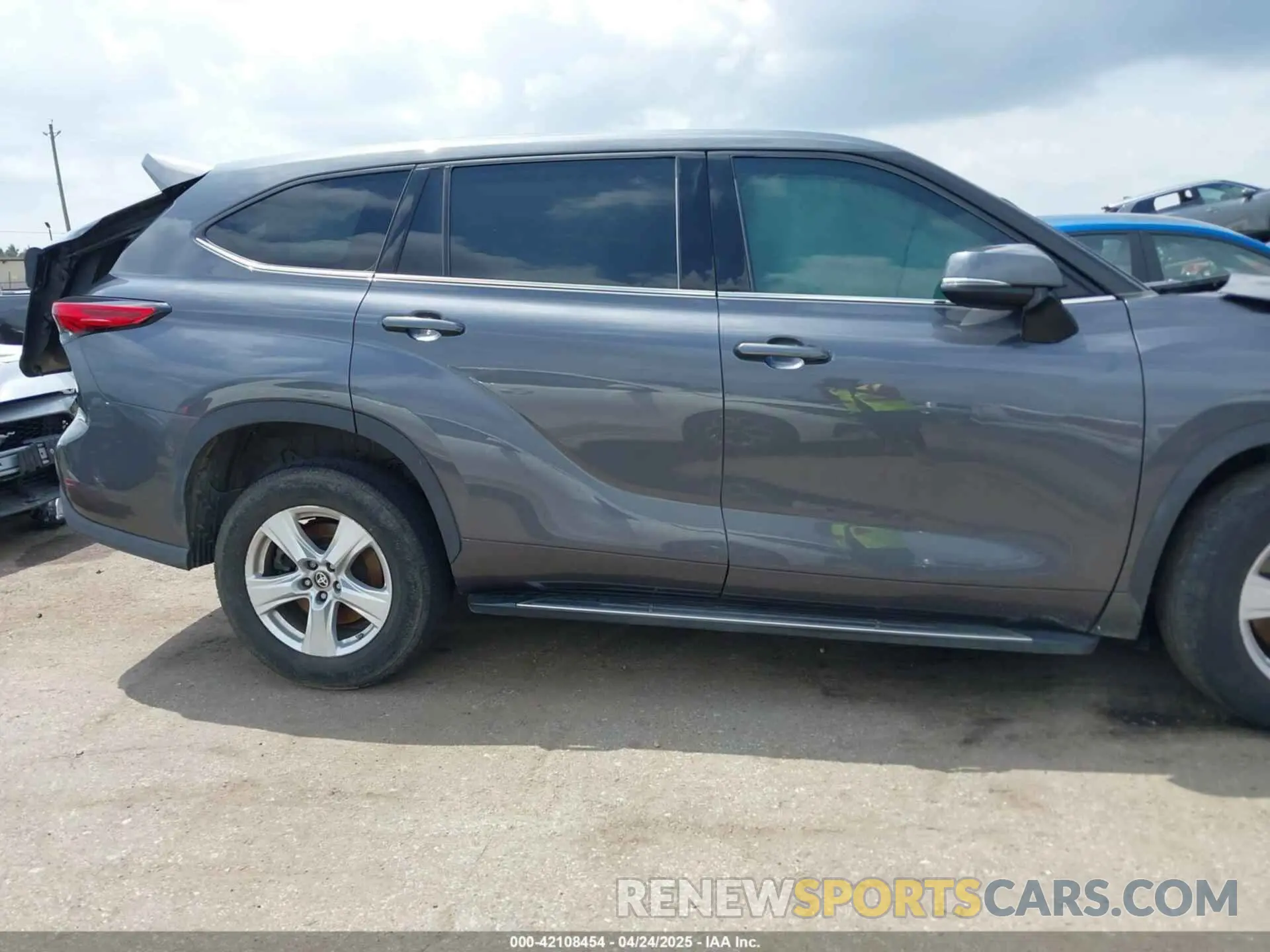 12 Photograph of a damaged car 5TDCZRAH7LS511721 TOYOTA HIGHLANDER 2020