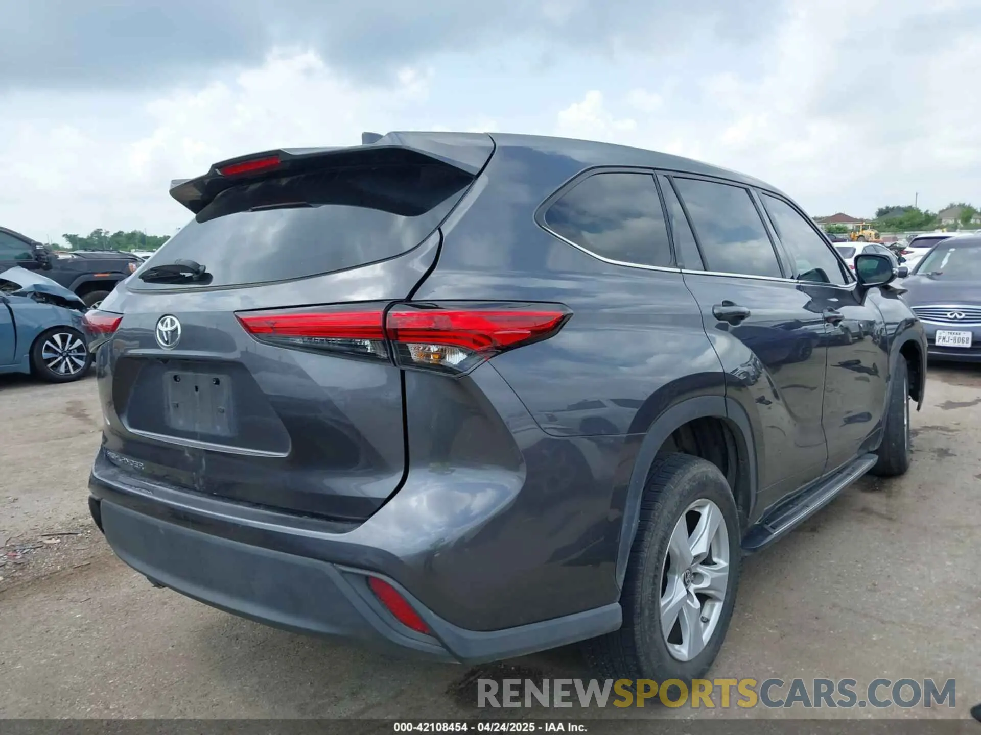 4 Photograph of a damaged car 5TDCZRAH7LS511721 TOYOTA HIGHLANDER 2020
