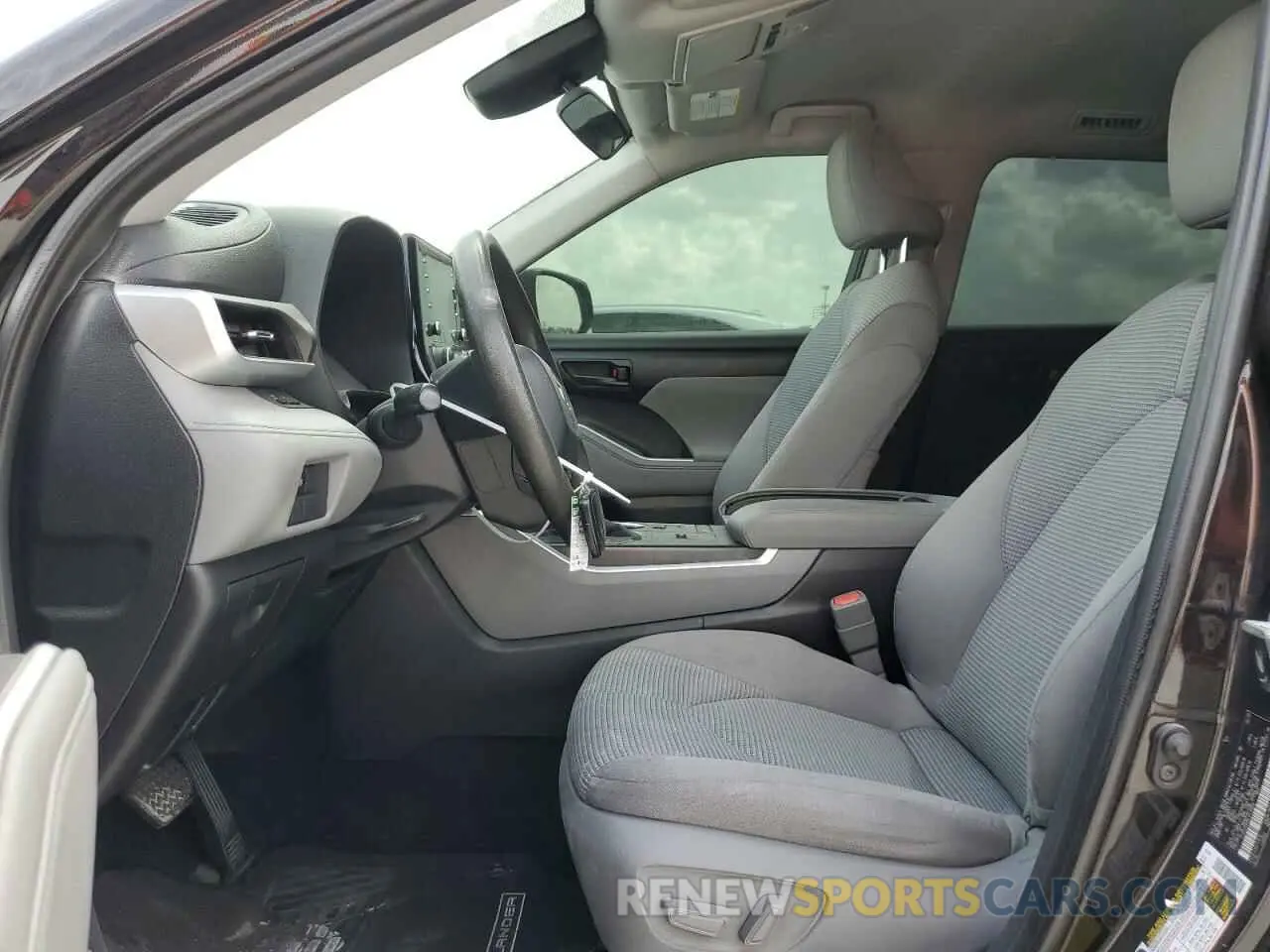7 Photograph of a damaged car 5TDCZRAH8LS015956 TOYOTA HIGHLANDER 2020