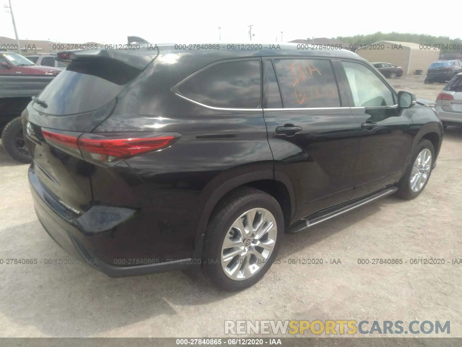 4 Photograph of a damaged car 5TDDZRBH7LS005017 TOYOTA HIGHLANDER 2020
