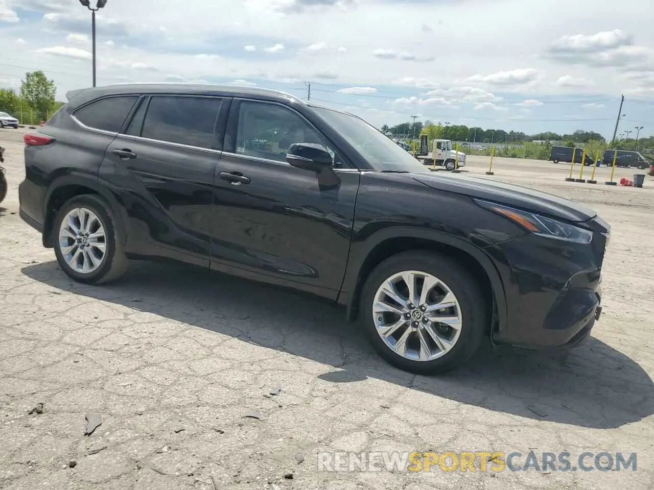 4 Photograph of a damaged car 5TDDZRBH8LS004782 TOYOTA HIGHLANDER 2020