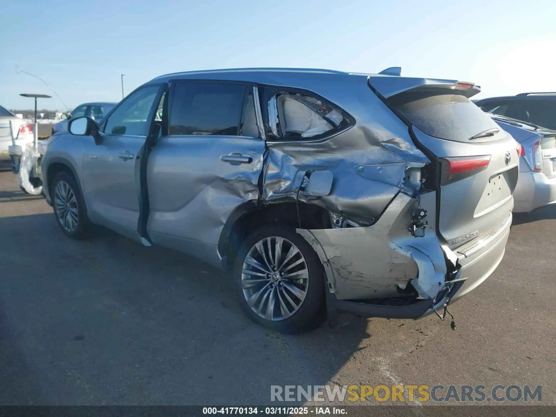 3 Photograph of a damaged car 5TDEBRCH5LS009199 TOYOTA HIGHLANDER 2020