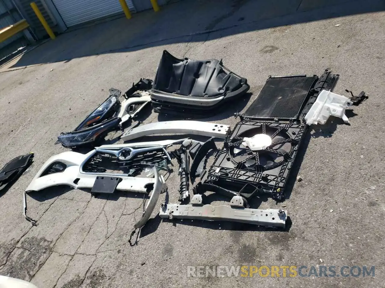 13 Photograph of a damaged car 5TDFZRAH3LS015814 TOYOTA HIGHLANDER 2020