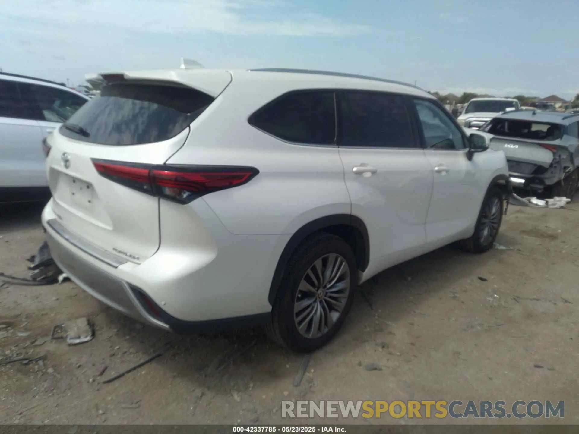 4 Photograph of a damaged car 5TDFZRAH7LS014357 TOYOTA HIGHLANDER 2020