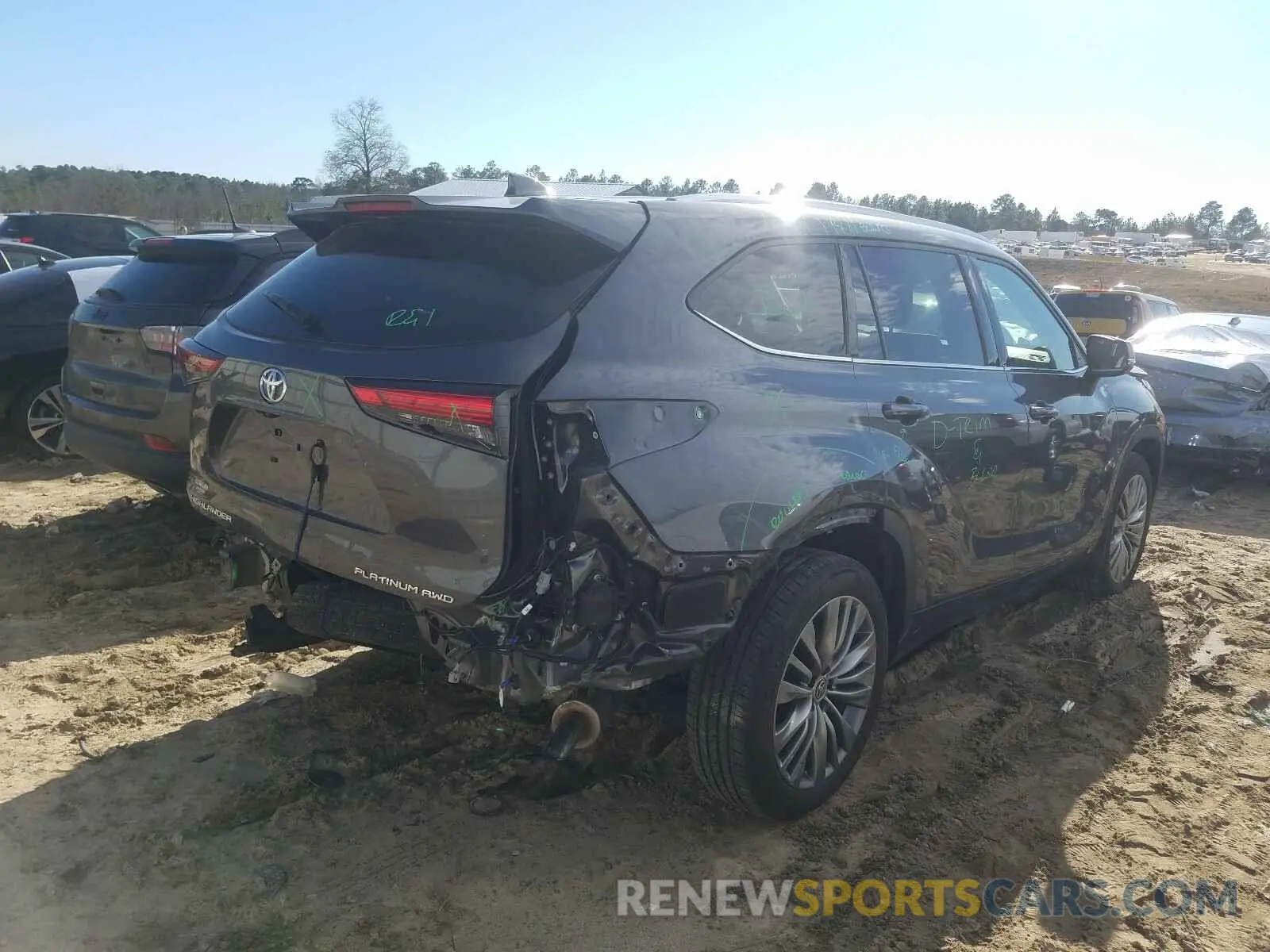 4 Photograph of a damaged car 5TDFZRBH9LS034334 TOYOTA HIGHLANDER 2020