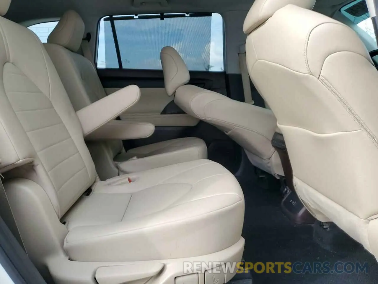 11 Photograph of a damaged car 5TDGARAH5LS502282 TOYOTA HIGHLANDER 2020