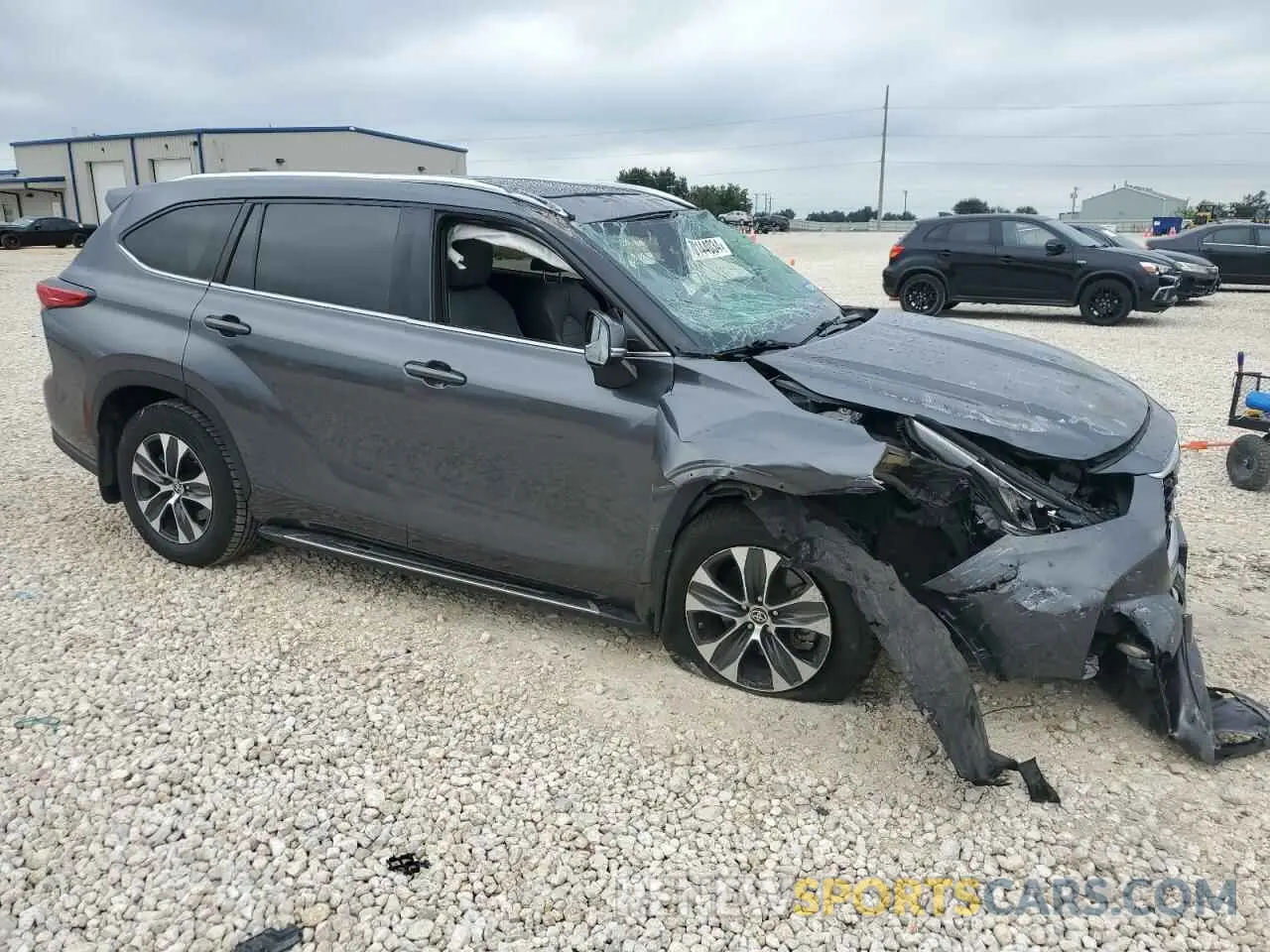4 Photograph of a damaged car 5TDGZRAH2LS004257 TOYOTA HIGHLANDER 2020